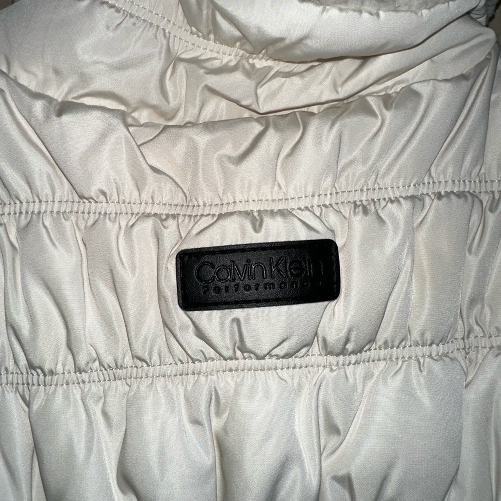 Women's White Quilted Vest - Picture 6 of 9